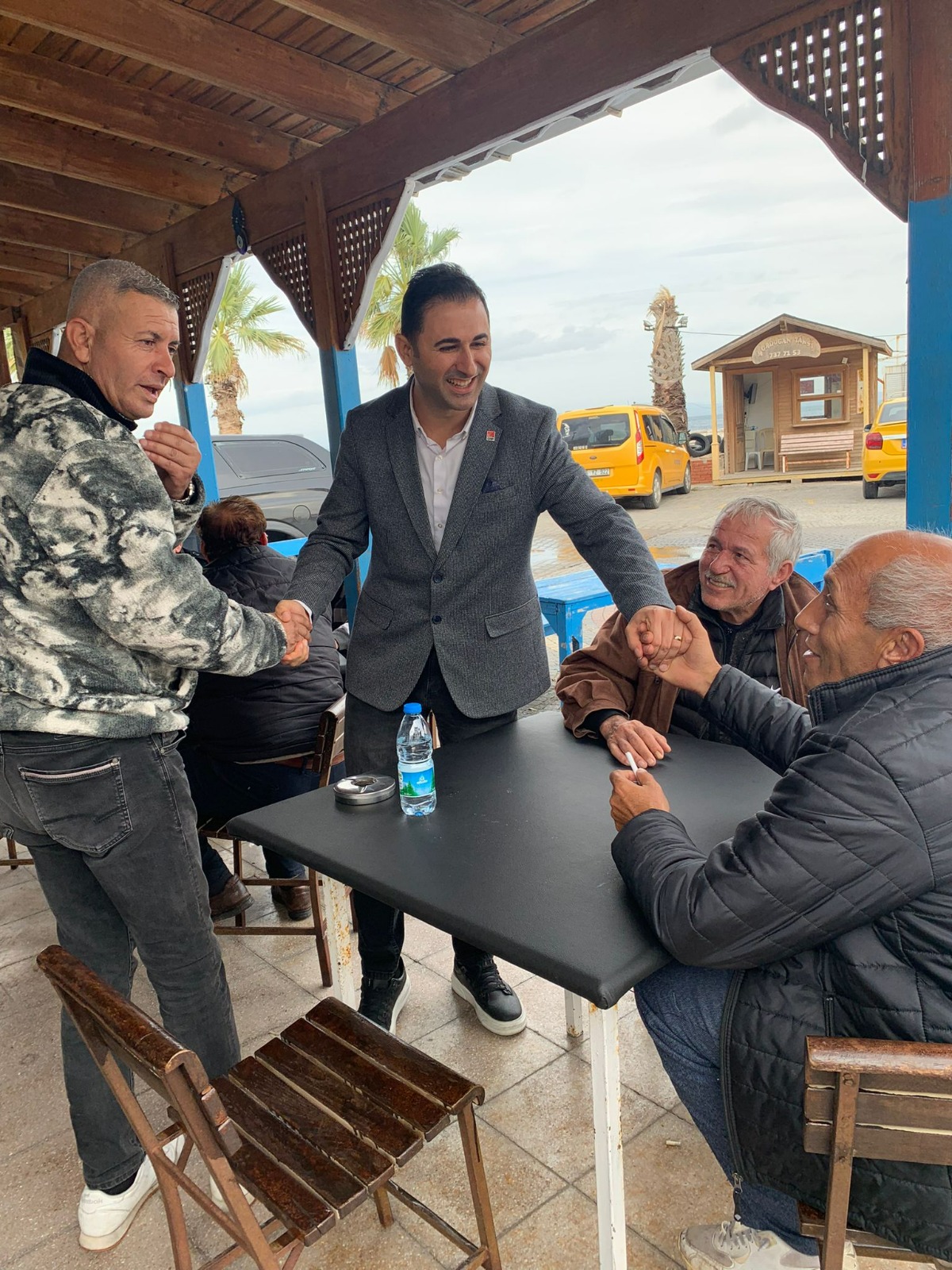 CHP Karaburun Belediye Başkan Aday Adayı Kazım Yevimli, ilçede dün gerçekleştirdiği saha çalışmasında sevgi seli ile karşılaştı. Karaburunlular, Yevimli’yi bağrına bastı